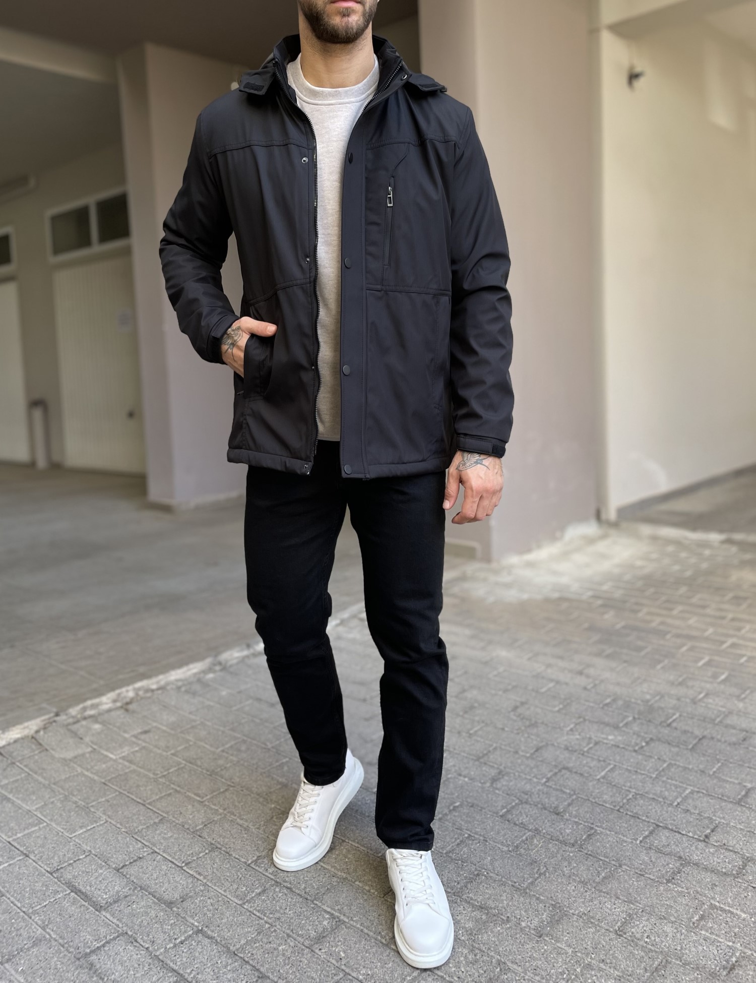 Ανδρικό μαύρο μπουφάν με κουκούλα και τσέπες D3113 φωτογραφία